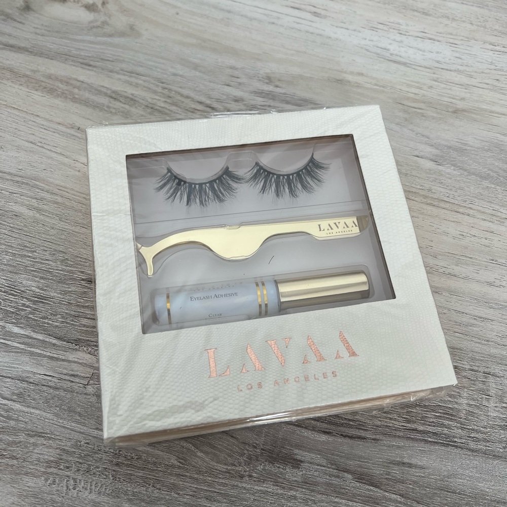 Flirty Lash Set With Applicator And Adhesive